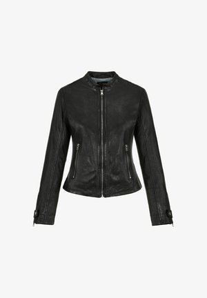 Czarna skórzana kurtka z wysokim kołnierzem, zapięcie na zamek z przodu, dwie zamykane na zamek boczne kieszenie, dopasowany krój oraz dekoracyjne klamry na rękawach.