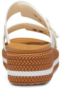 Witte strap sandalen met een gevlochten tan platform. Bevat twee witte strepen en een gladde textuur op de zool. Stevige constructie zichtbaar.