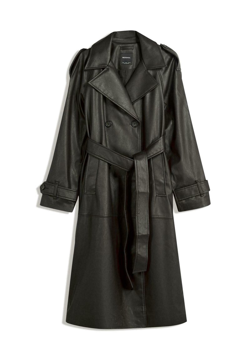 Svart läder trench coat med dubbelknäppt front, stora slag, bälte i midjan och knappade manschetter. Slät textur.