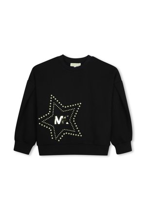 Čierna mikina s dlhým rukávom s veľkou hviezdou vyrobenou z cvokov a reflexnými "MK" písmenami vo vnútri hviezdy na prednej ľavej strane.