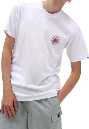 T-shirt blanc en coton avec un logo graphique circulaire coloré sur la poitrine. Manches courtes et col rond.