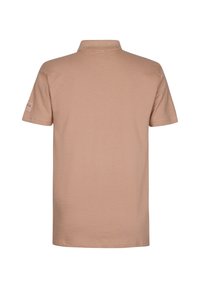 Světle hnědé polo tričko, krátké rukávy, textilní struktura, klasický límec, na levém rukávu malá nášivka, čistý design zadní strany.