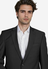 Schwarze, taillierte Anzugjacke mit spitzen Revers und einem einreihigen Knopfverschluss, kombiniert mit einem weißen Hemd mit klassischem Kragen.