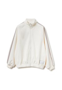 Chaqueta de forro polar blanca con cuello alzado, cierre de cremallera en la parte delantera y puños acanalados. Presenta rayas gris claro a lo largo de los hombros y un pequeño detalle de logo.