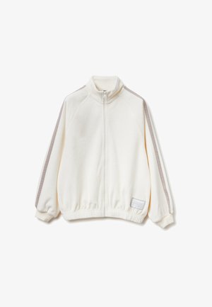 Giacca in pile bianca con colletto alto, chiusura a zip frontale e polsini a coste. Presenta strisce grigie chiare lungo le spalle e un piccolo dettaglio con logo.