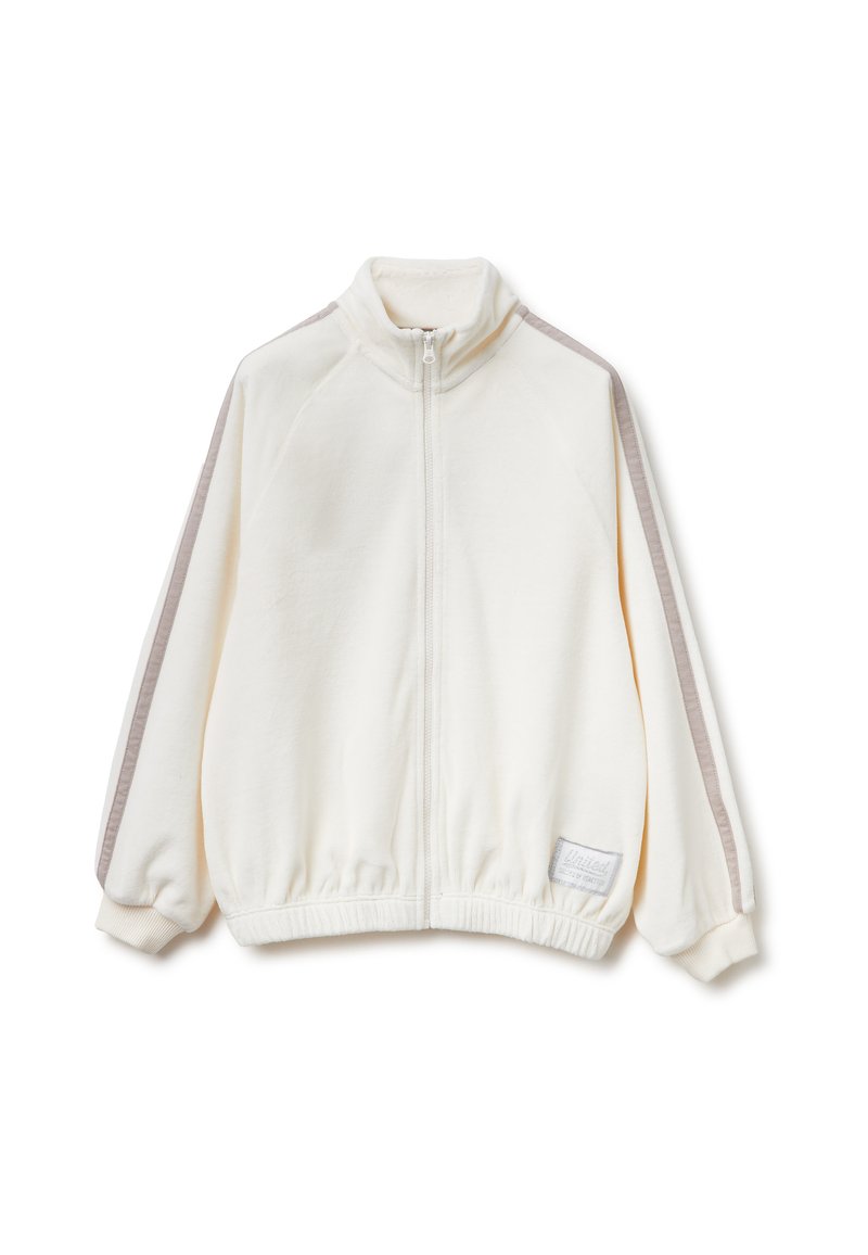 Chaqueta de forro polar blanca con cuello alzado, cierre de cremallera en la parte delantera y puños acanalados. Presenta rayas gris claro a lo largo de los hombros y un pequeño detalle de logo.