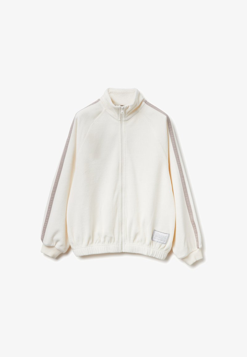 Giacca in pile bianca con colletto alto, chiusura a zip frontale e polsini a coste. Presenta strisce grigie chiare lungo le spalle e un piccolo dettaglio con logo.