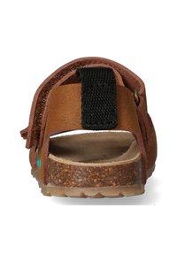 Bruine leren sandaal met een gestructureerde band, zwarte hiel lus, kurken voetbed en een flexibele rubberen buitenzool. Het ontwerp bevat subtiele franjes.