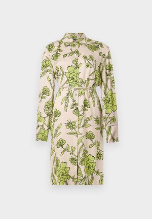 Šviesiai smėlio spalvos suknelė su žalios gėlių raštu, apimančiu visą paviršių, su apykakle, ilgomis rankovėmis, dirželiu juosmenyje ir mygtukais priekyje.