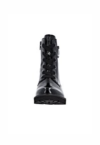 Bottine en cuir verni noir avec un bout rond, dotée de lacets noirs et d'une fermeture éclair sur le côté, d'une surface texturée et d'une semelle en caoutchouc.