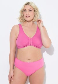 Reggiseno rosa con fascia ampia e chiusura frontale, caratterizzato da un morbido tessuto, dettagli arricciati e culotte a vita alta rosa abbinate con un accento a fiocco.