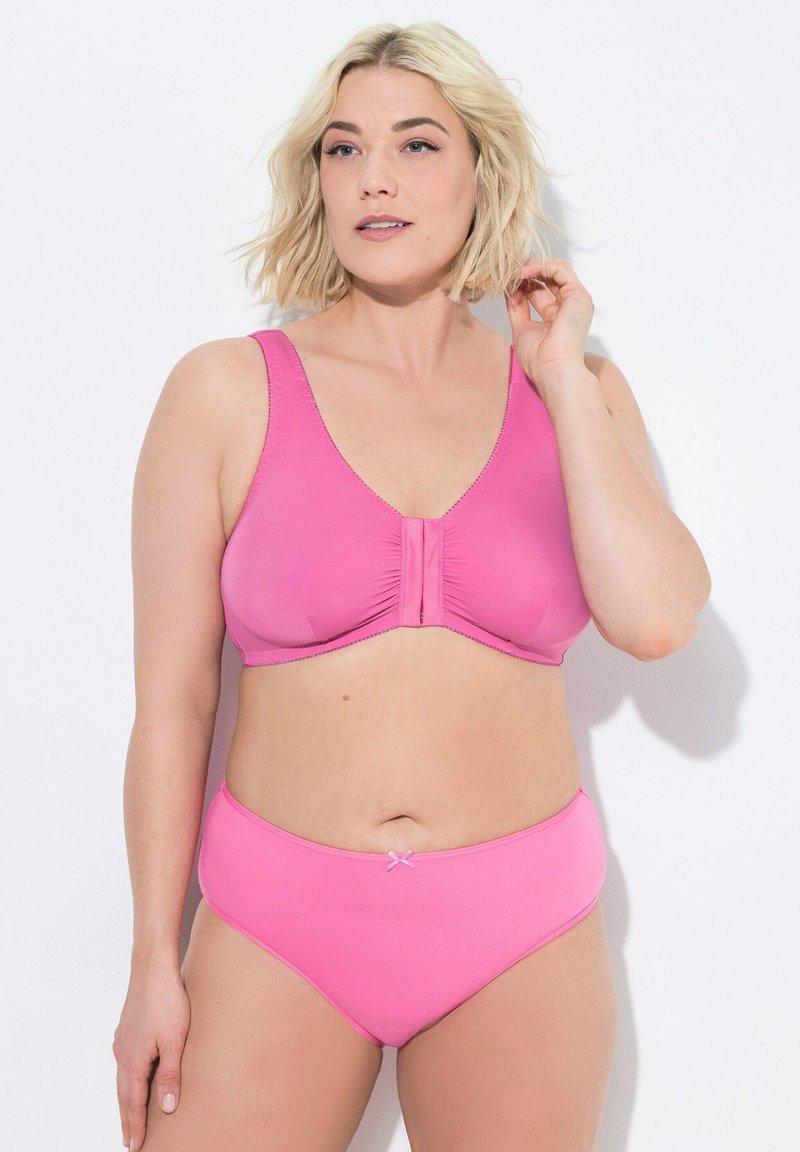 Reggiseno rosa con fascia ampia e chiusura frontale, caratterizzato da un morbido tessuto, dettagli arricciati e culotte a vita alta rosa abbinate con un accento a fiocco.