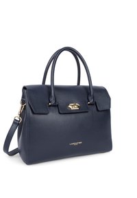 Borsa a mano in pelle blu navy con manici superiori doppi, tracolla removibile, chiusura a pattina, accessori in tono oro e logo in rilievo sulla parte anteriore.