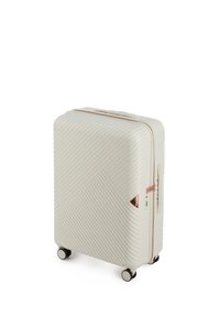 Hard-shell koffer in roomkleur met een chevronpatroon, voorzien van roségouden accenten, een uitschuifbare handgreep en vier zwarte wielen.