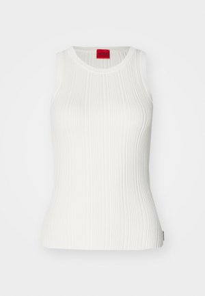 Vit, ruggad ärmlös topp med rund halsringning. Har en röd etikett på baksidan med varumärket "HUGO." Mjuk, strukturerad tyg.