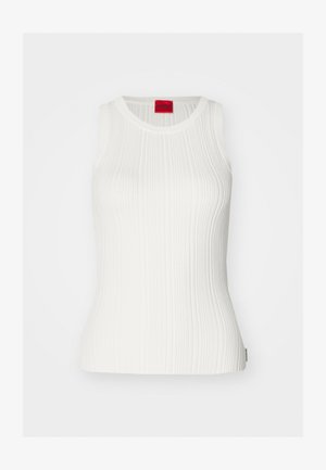 Top bianco a coste senza maniche con scollatura rotonda. Presenta un'etichetta rossa sul retro con il nome del marchio "HUGO." Tessuto morbido e testurizzato.