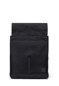 Crni ruksak s preklopom od teksturirane tkanine, prednja torba s vertikalnim zatvaračem i mala oznaka branda u donjem kutu.