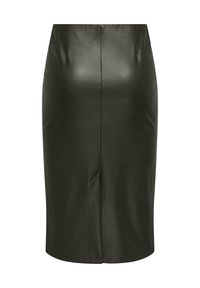 Jupe crayon en simili cuir noir avec une texture lisse, une couture centrale et un détail fente. Design longueur genoux avec une silhouette ajustée.