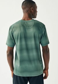 Next ACTIVE TIE DYE - Marškinėliai su spaudiniu - mottled green