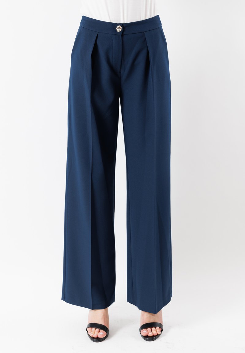 Pantaloni a gamba larga navy in tessuto liscio, con pieghe frontali, una cintura con chiusura a bottone e una vestibilità sartoriale. Design semplice, senza fantasie.