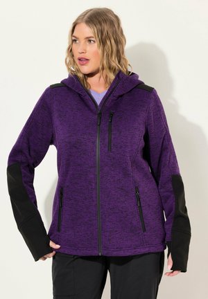 Violetti fleece-takki vetoketjulla, mustilla sävyillä, pitkät hihnat ja huppu. Sivutaskut ja rintataskut vetoketjulla.