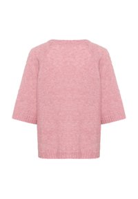 Mehka roza pulover s tremi četrtinami rokavov, okroglo ovratnikom in rebrastimi manšetami ter robom. Mehka tekstura, velikost oversized, brez vidnih zapiranja.
