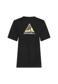 Camiseta de algodón negra con un gráfico triangular en la espalda que presenta una tabla de surf y una figura, destacada con detalles en amarillo y azul.
