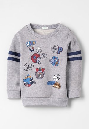 Sudadera gris para niños con rayas azules en las mangas, decorada con cascos de fútbol de dibujos animados coloridos y frases divertidas.