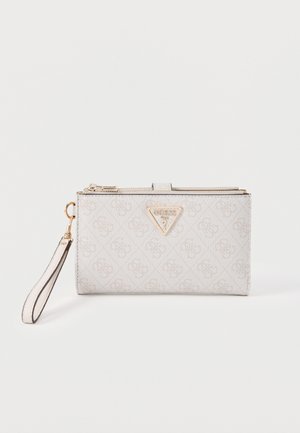 Fehér csuklópántos pénztárca aranyszínű Guess logóval, mintás felülettel, cipzáros rekesszel és levehető pánttal, fehér háttéren.