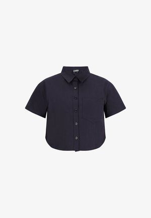 Lyhythihainen, napillinen paita tummansinisenä. Sisältää klassisen kauluksen, yksittäisen rintataskun ja sileää kangasta, jossa on hieno kiilto.