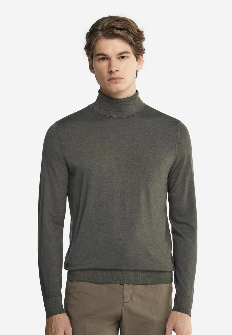 Mörkgrön polotröja i mjukt material, med långa ärmar, en figursydd silhuett och ribbade detaljer vid kragen och nederkanten.