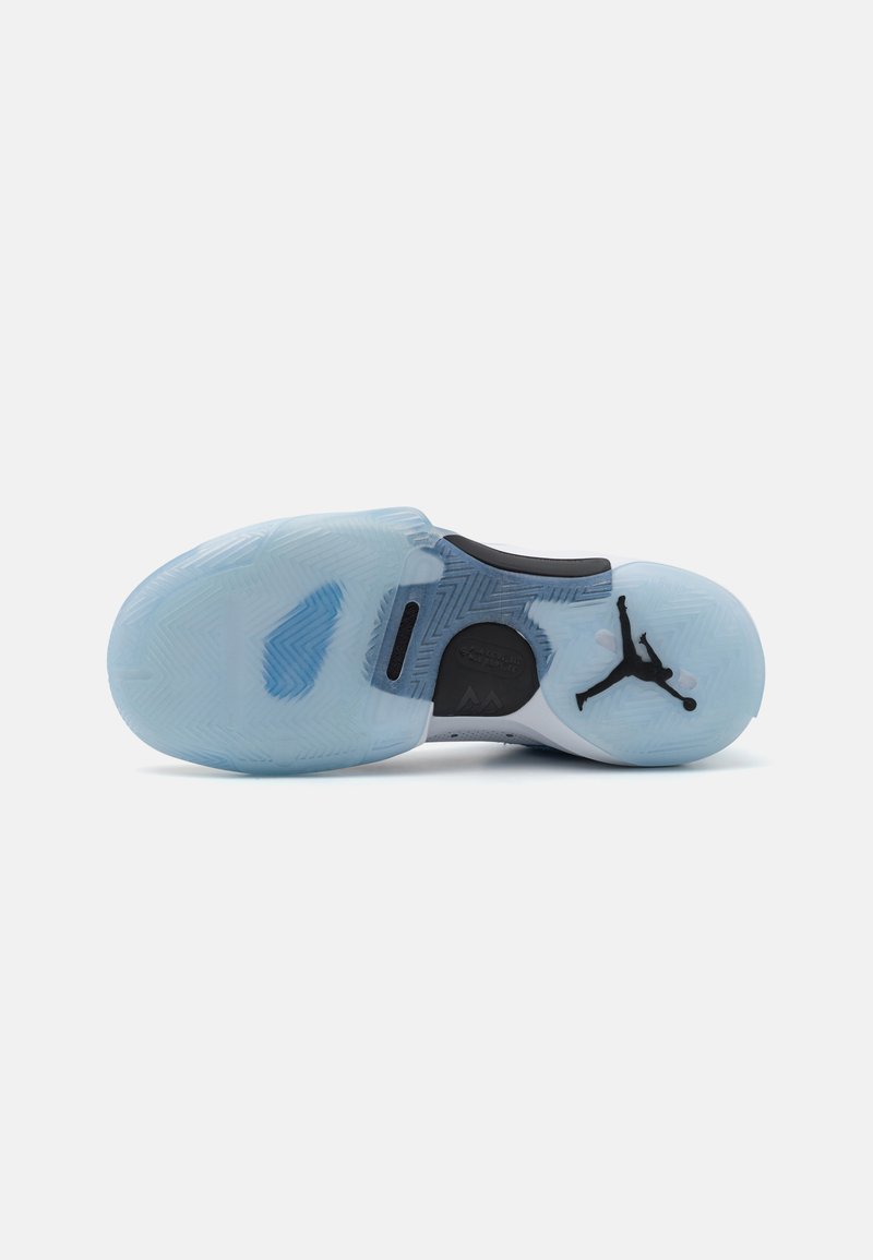 Suela de zapato con un rubber translucido de color azul helado, con un patrón de espiga, acentos negros y un logo de Jumpman en el centro.