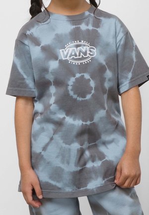 T-shirt w tie-dye w odcieniach szaro-niebieskich, okrągły dekolt, krótki rękaw, z białym logo "VANS" na środku. Wykonany z miękkiej bawełny, luźny krój.