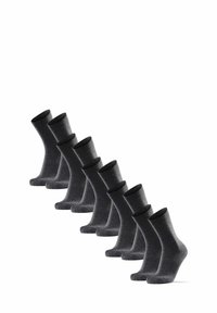 Dunkelgraue Baumwollsocken mit einem gerippten Bündchen, in einer Reihe präsentiert. Entworfen für Komfort mit einem einfachen, einheitlichen Aussehen.