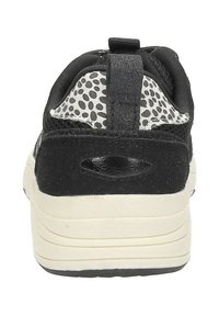 Zwarte sportieve schoen met een gestructureerd zwart stoffen bovenwerk, gevlekte grijze accenten en een opgevulde kraag. Voorzien van een dikke witte zool en een trekhaak.