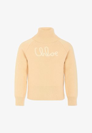 Beżowy sweter z golfem z ribbowanym kołnierzem i mankietami; na środku znajduje się wyraźne białe logo "Chloe"; gładka faktura.