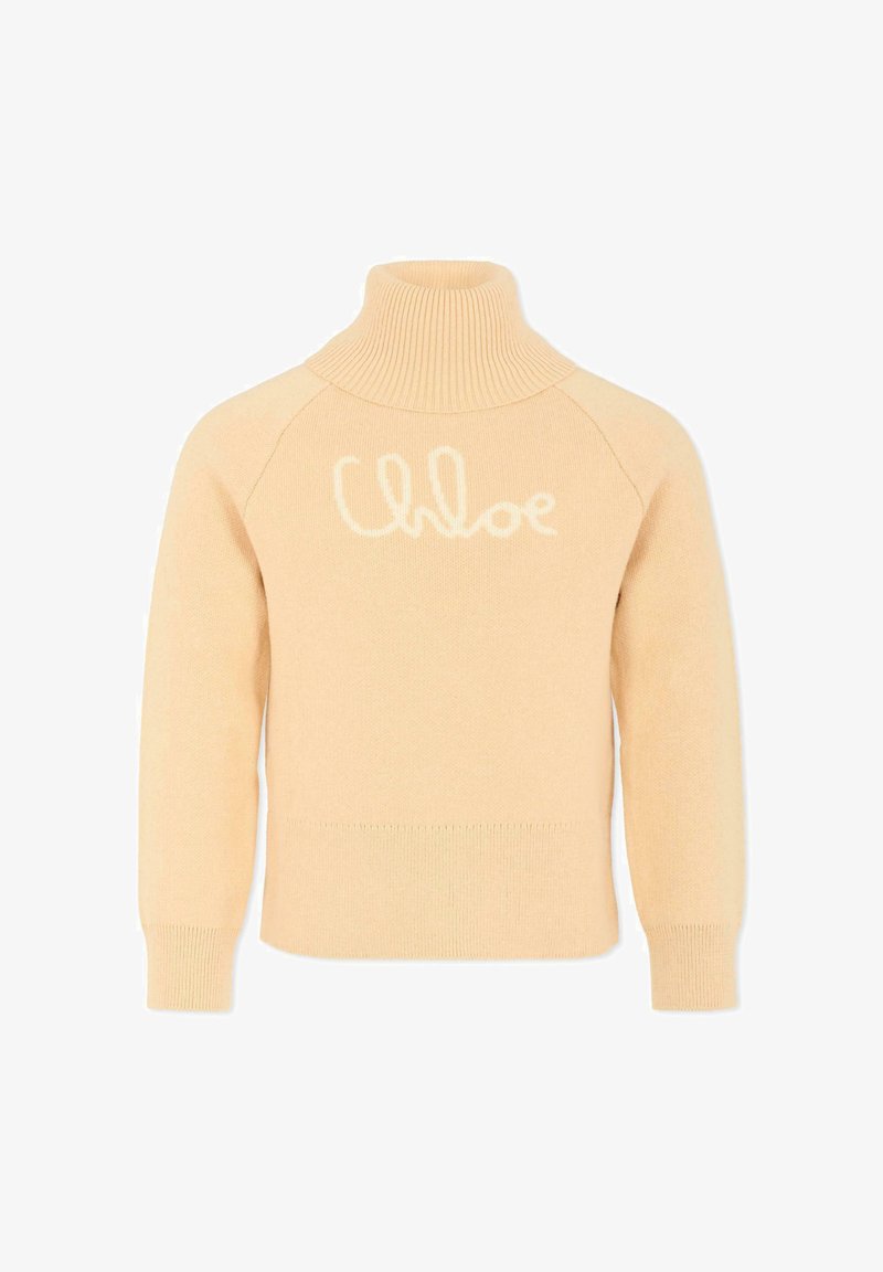 Beige coltrui met geribbelde kraag en manchetten; heeft een opvallend wit "Chloe" logo over de borst; gladde textuur.