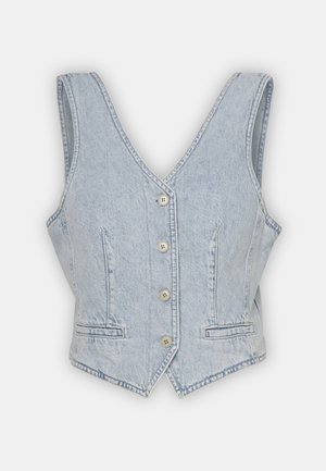 Vest din denim de culoare albastră deschisă. Are un decolteu adânc în formă de V, cinci butoane la față, două buzunare laterale și cusături structurale pentru un fit ajustat.