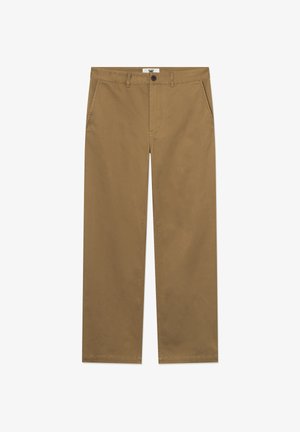 Pruunid puuvillased chinos-püksid sirge lõikega, esitaskute, nööpidega sulgemise ja puhta viimistlusega. Tekstiilil on sile tekstuur.