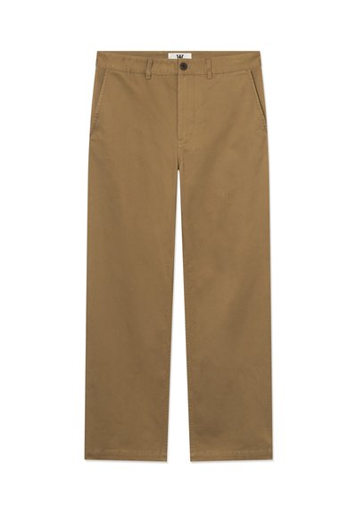Chinos en coton marron avec une coupe droite, dotés de poches avant, d'une fermeture à bouton et d'une finition soignée. Le textile présente une texture lisse.