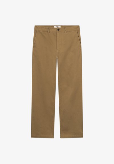 Chinos en coton marron avec une coupe droite, dotés de poches avant, d'une fermeture à bouton et d'une finition soignée. Le textile présente une texture lisse.
