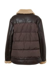 Giacca in pelle marrone e tessuto imbottito con colletto e polsini in shearling. Presenta un design del retro trapuntato con cuciture orizzontali.