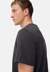 camel active MIT RUNDHALSAUSSCHNITT - T-Shirt print - dark navy
