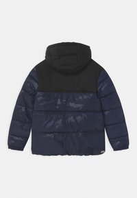 Námořnická modrá a černá padded bunda s kapucí, dlouhými rukávy, elastickými manžetami a jemným maskáčovým vzorem na námořnických částech.