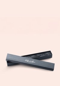 Scatola per gioielli nera con texture, dotata di un coperchio scorrevole, con fodera in raso e logo in rilievo "Sofia Milani Jewels" in bianco.