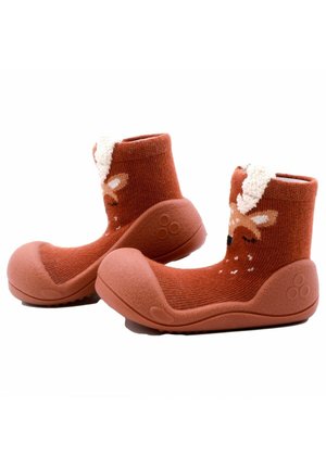 Botas de goma marrones con un diseño de calcetín de punto que presenta la cara de un reno, acentuadas por una parte superior esponjosa de color crema y una superficie texturizada.