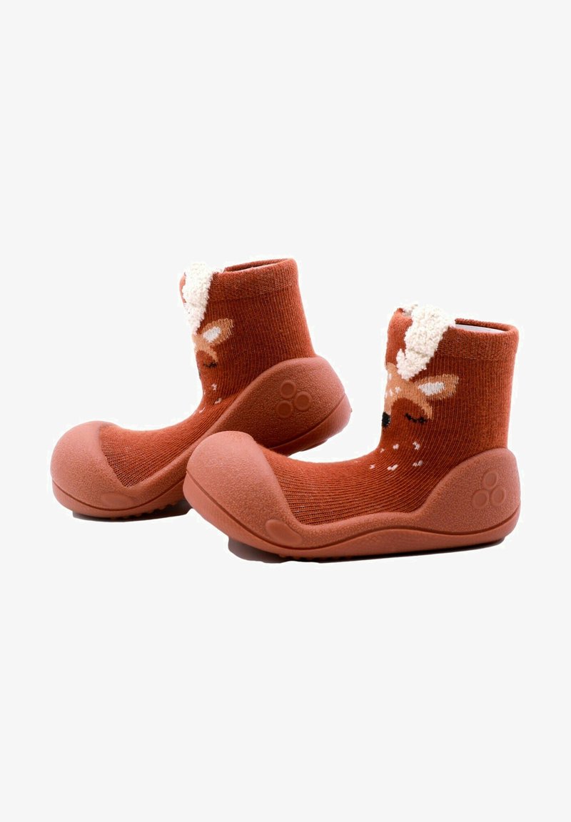 Botas de goma marrones con un diseño de calcetín de punto que presenta la cara de un reno, acentuadas por una parte superior esponjosa de color crema y una superficie texturizada.