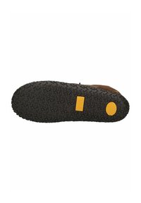 Bruine hiking schoen zool met een gestructureerd zwart rubber oppervlak, voorzien van een geel logo en geometrische patronen voor grip.