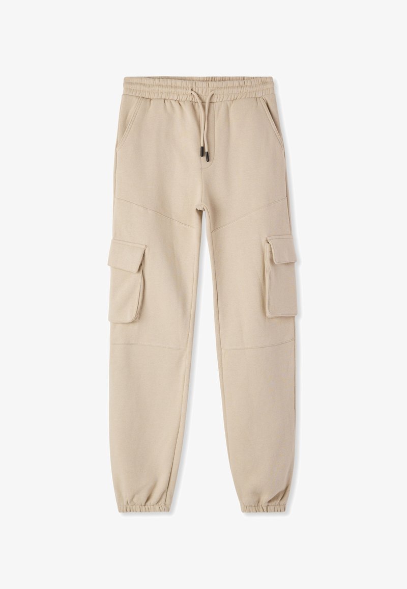 Beżowe spodnie cargo wykonane z miękkiego materiału, z elastycznym pasem, dwoma bocznymi kieszeniami oraz dwiema kieszeniami z klapami na udach.