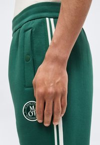 Marc O'Polo Παντελόνι φόρμας - ivy green